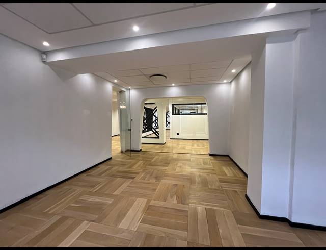 1,066M² OFFICE TO LET IN SANDHURST
